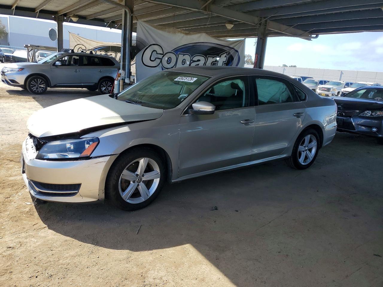 2013 VOLKSWAGEN PASSAT SE  